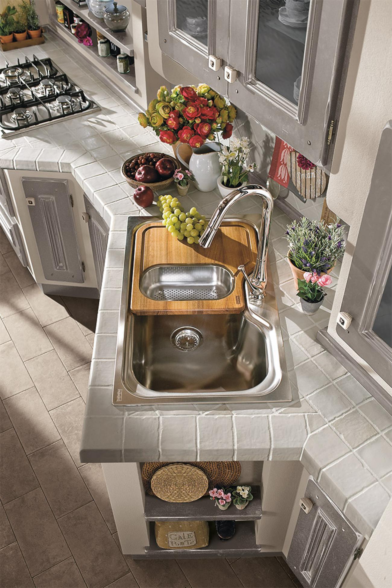 Cucine Borgo Antico - Beatrice - Composizione Laccato argilla, sfumatura avorio
